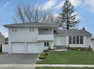 11 S Oaks Blvd, Plainview, NY 11803