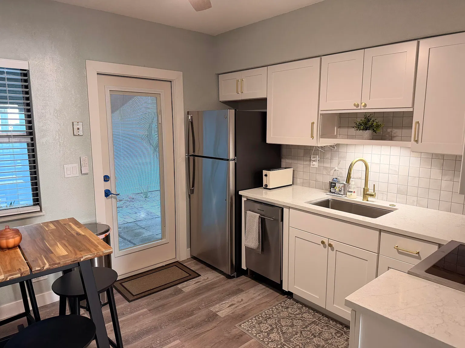 2 bed, 1.0 bath, 700 sqft, $3,900 — Photo 4