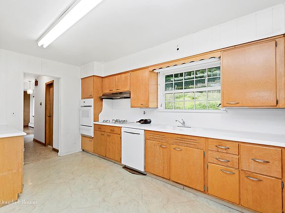 5th image of 212 Coverly Ave