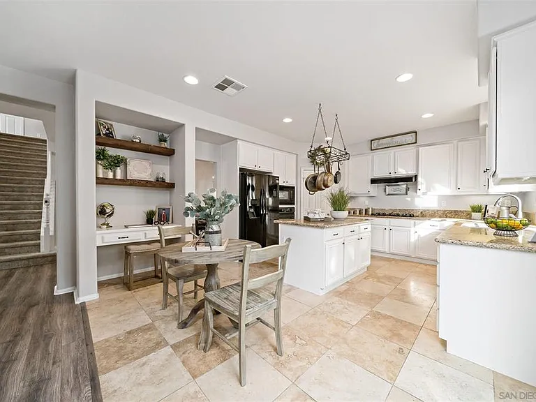 Kitchen / Desk area