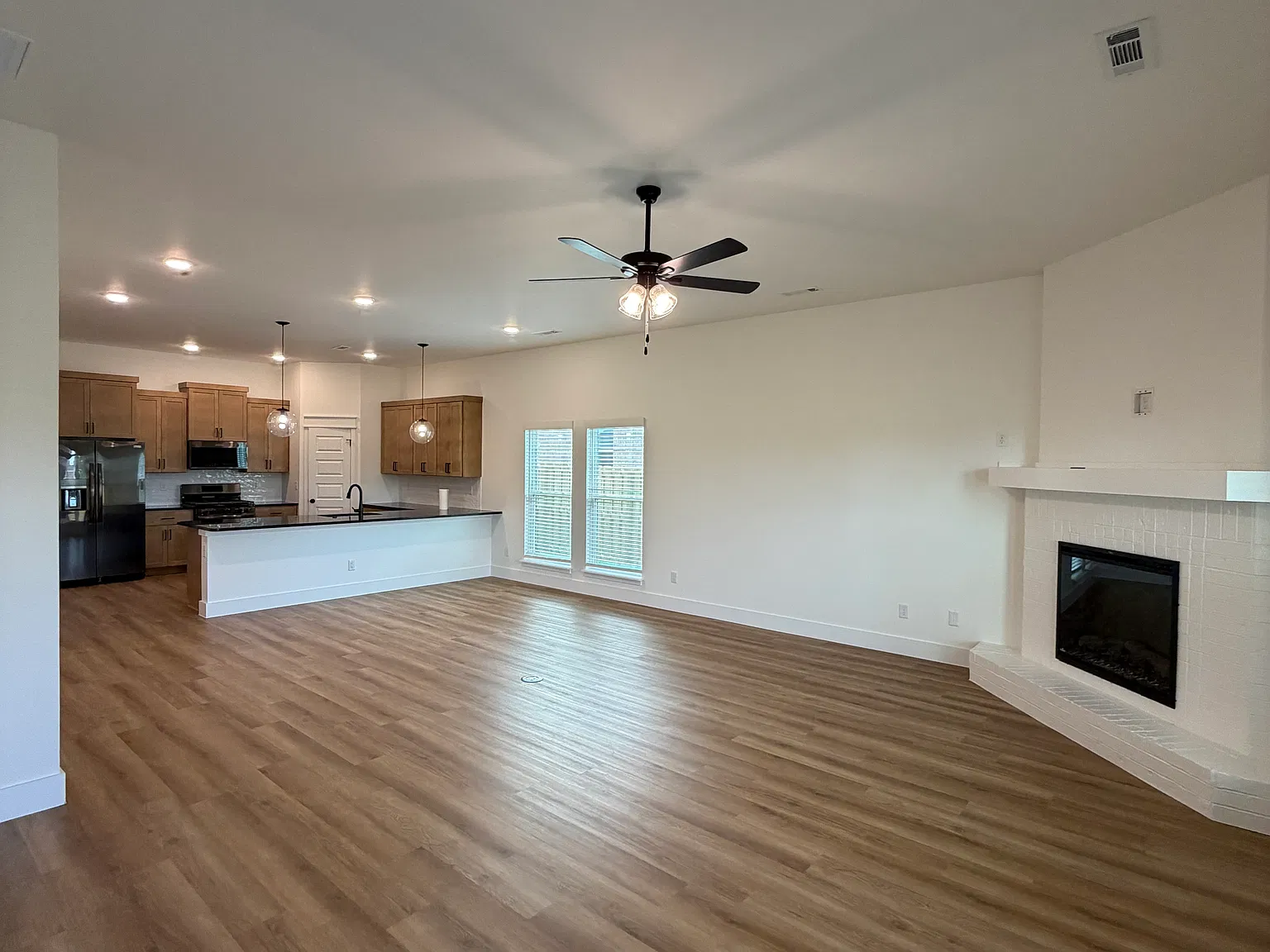 3 bed, 2050 sqft, $2,195 — Photo 3