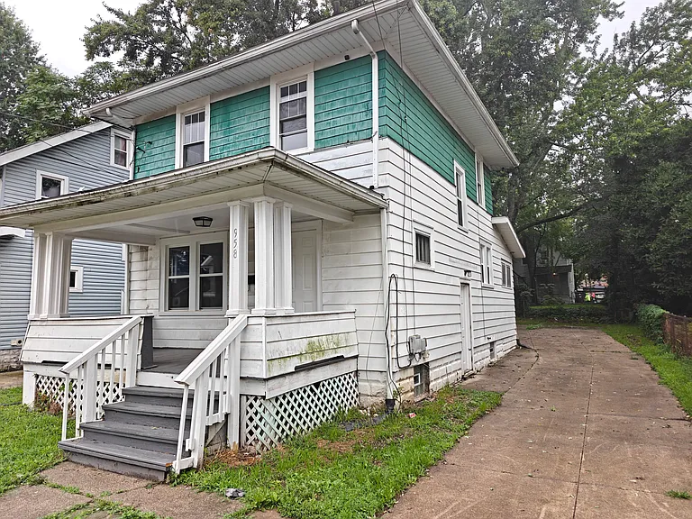 958 Inman St — Photo 2