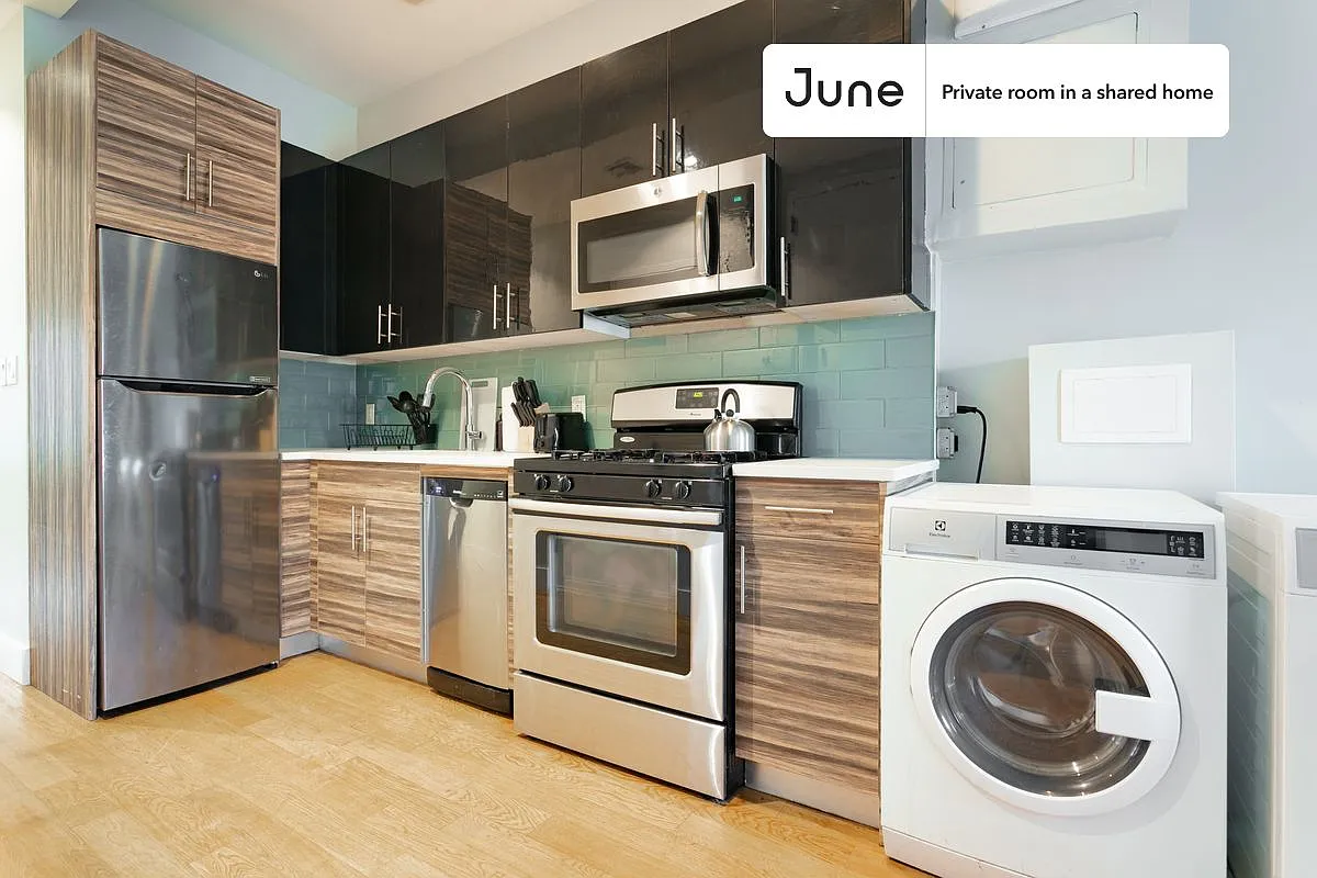 Full bedroom in 3 bed/1 bath home in Central Harlem #1091 A — Photo 2