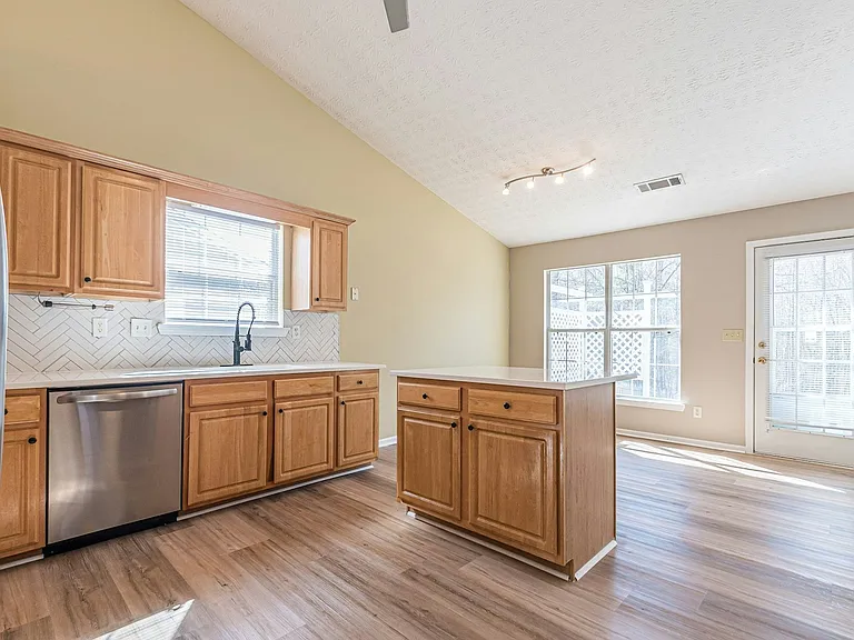 5755 Lakeview Cir — Photo 11