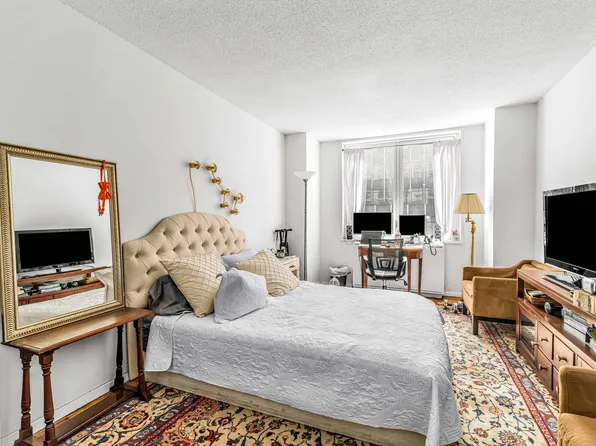 212 East 47th Street image 3 of 5