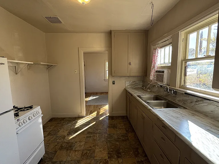 606 E Willis St — Photo 7