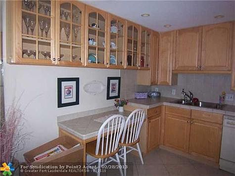 1st image of 3104 Oakridge Dr #V
