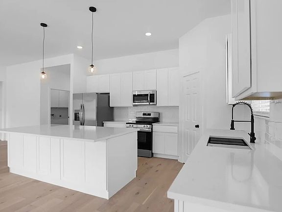 5th image of 909 Maple St
