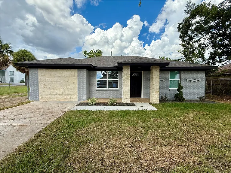 2630 De Soto St — Photo 1
