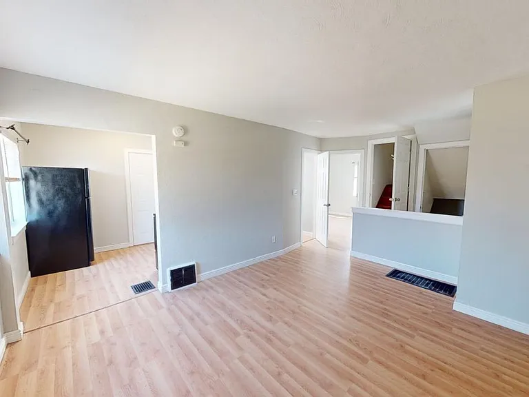 388 S Powell Ave — Photo 3