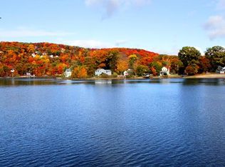 10 Point Dr N, Lake Peekskill, NY 10537