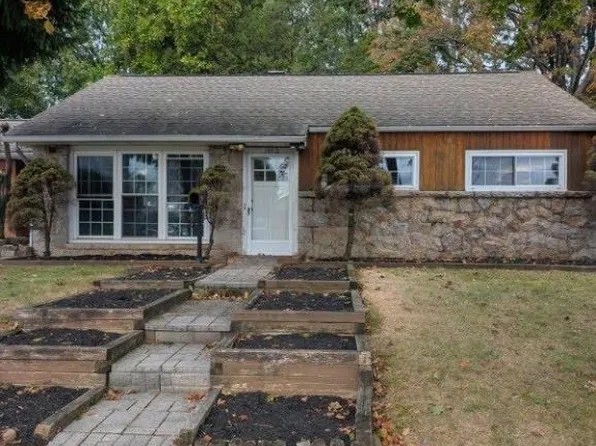 1440 Greenview Dr, Bethlehem, PA 18018