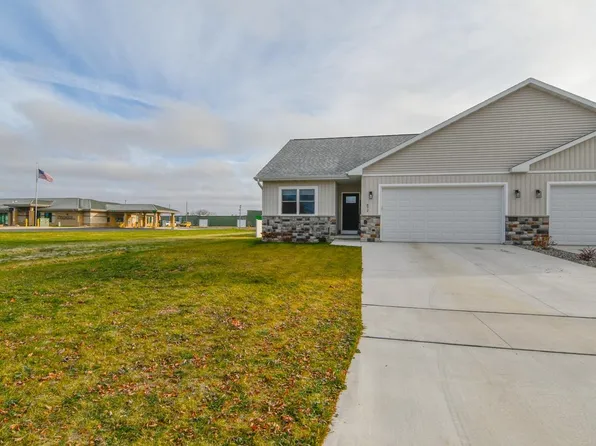 872 Red Hawk Dr, Pulaski, WI 54162