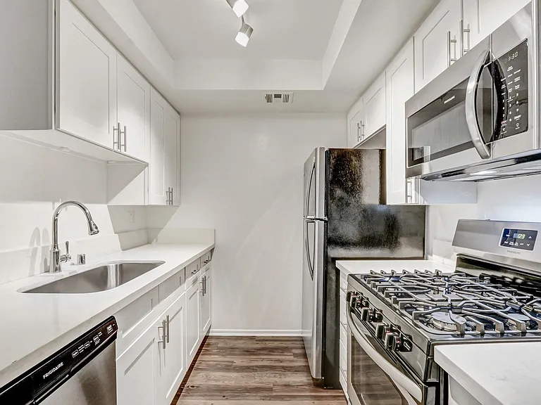 Franklin Place — Photo 22
