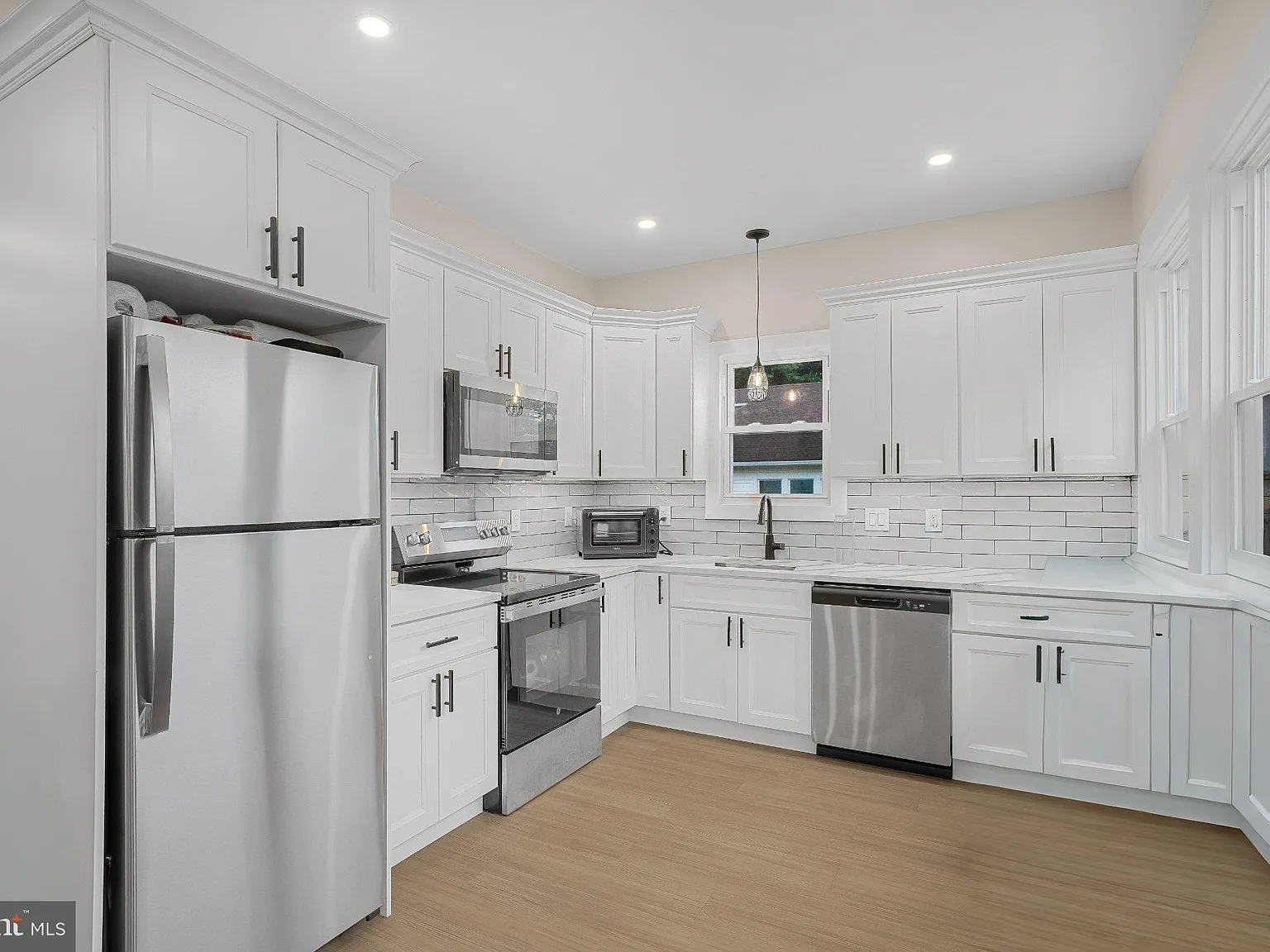 2 bed, 1.0 bath, 1050 sqft, $1,875 — Photo 4