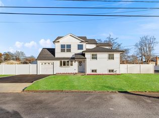699 Milligan Ln, West Islip, NY 11795
