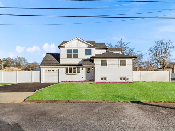 699 Milligan Lane, West Islip, NY 11795