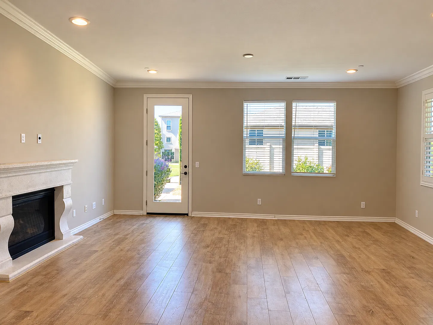 5 bed, 3823 sqft, $4,450 — Photo 4