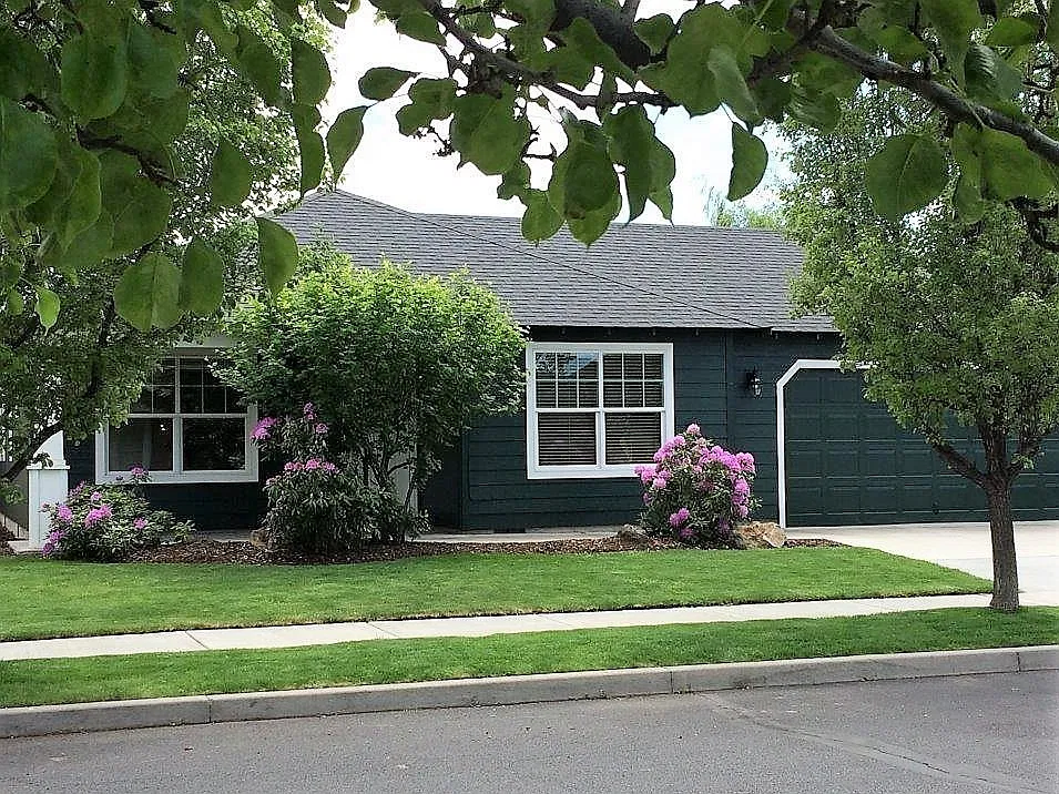 Wonderful Redmond Home with Large Fenced Backyard! — Photo 1