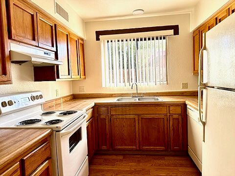 2nd image of 1409 N Sycamore Blvd #1