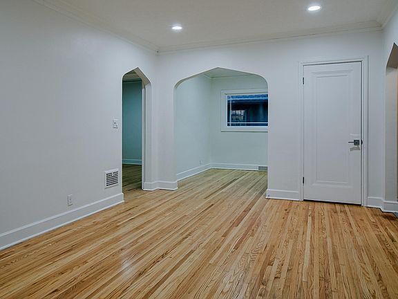 5th image of 906 S 38th Ave