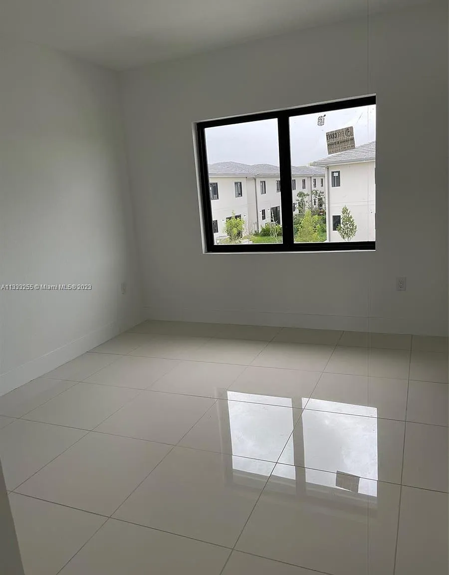 5 bed, 4.5 bath, 2281 sqft, $3,000 — Photo 2