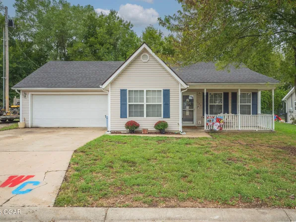 1747 Webbwood Dr, Webb City, MO 64870