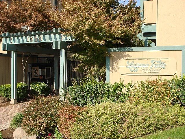 1st image of 1550 W Ashlan Ave APT 211