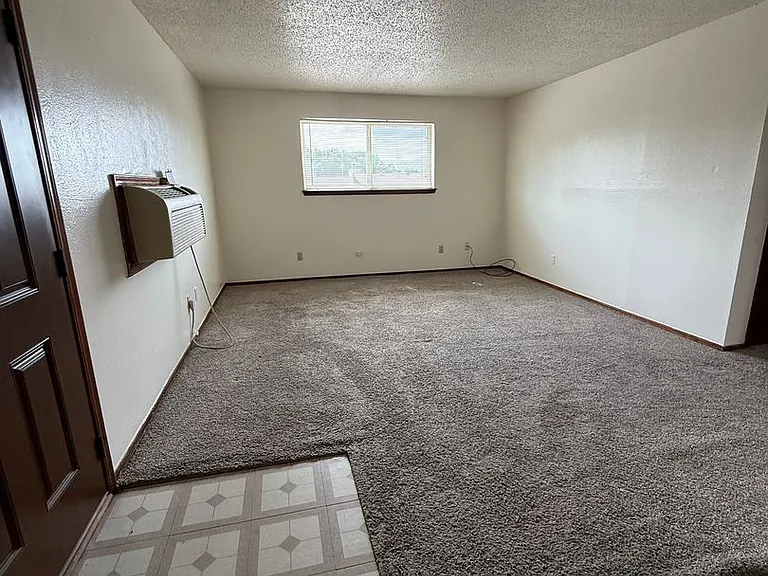 Fox Valley Apartments — Photo 36