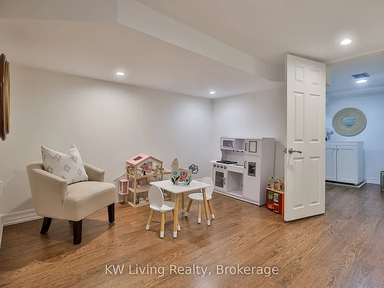 452 Davisville Ave — Photo 21