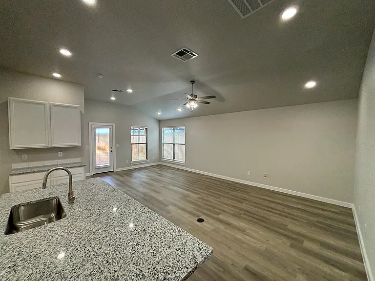 2504 Abbeville Ave — Photo 3