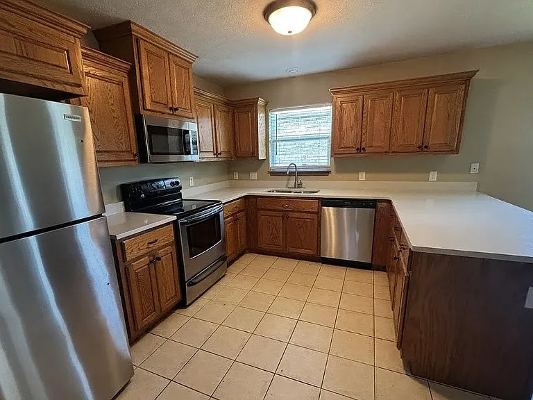 4701 Deerfield Dr — Photo 3