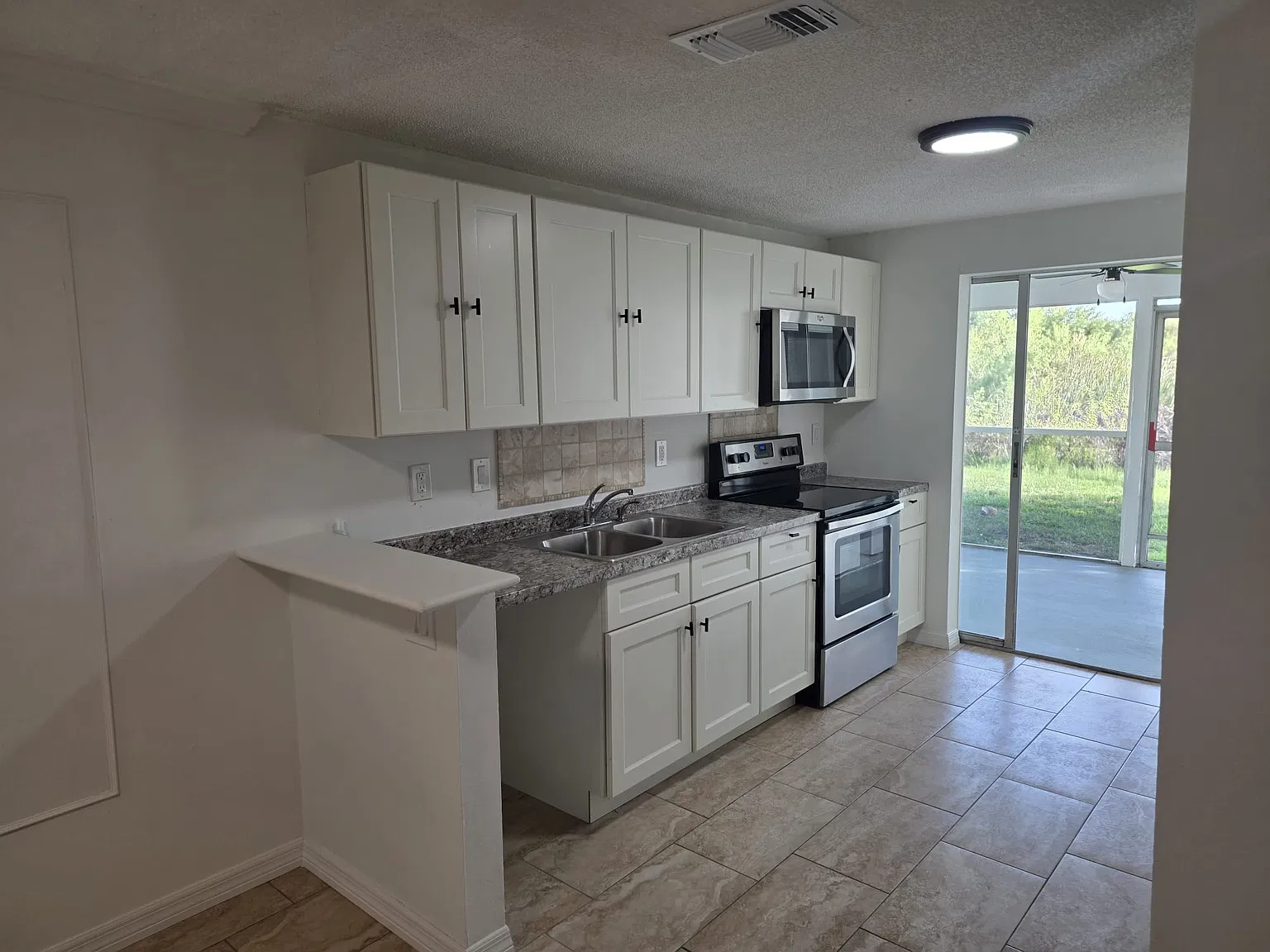 2 bed, 972 sqft, $2,000 — Photo 3