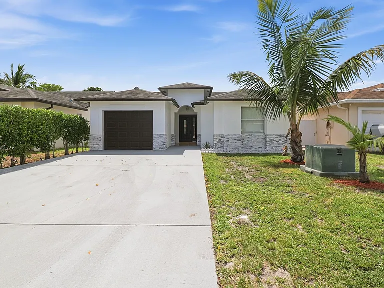105 Vanessa St — Photo 4