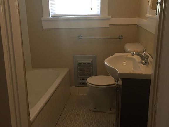 4th image of 410 1/2 E 9th St