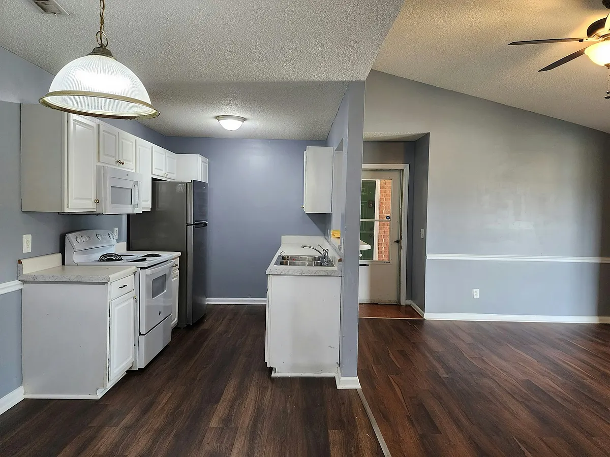Building Photo - 523 3rd Loop Rd #B