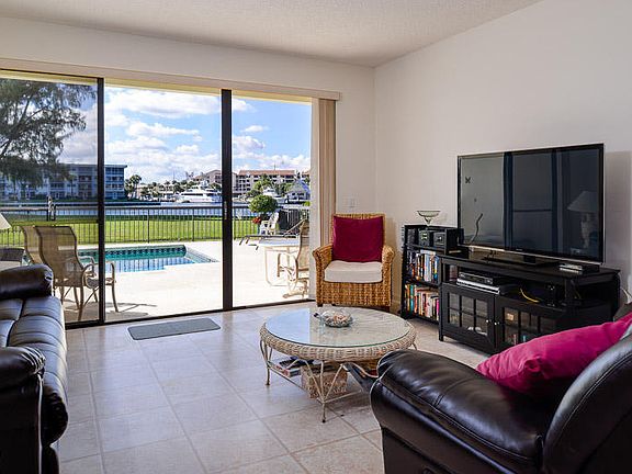 3rd image of 131 Lakeshore Dr APT 2