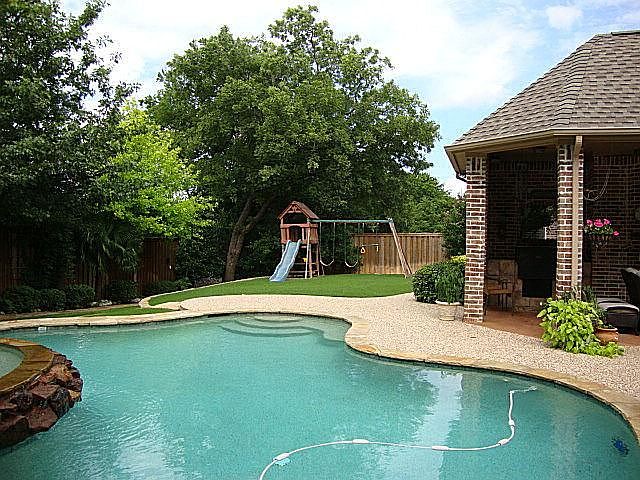 2nd image of 301 Black Walnut Dr