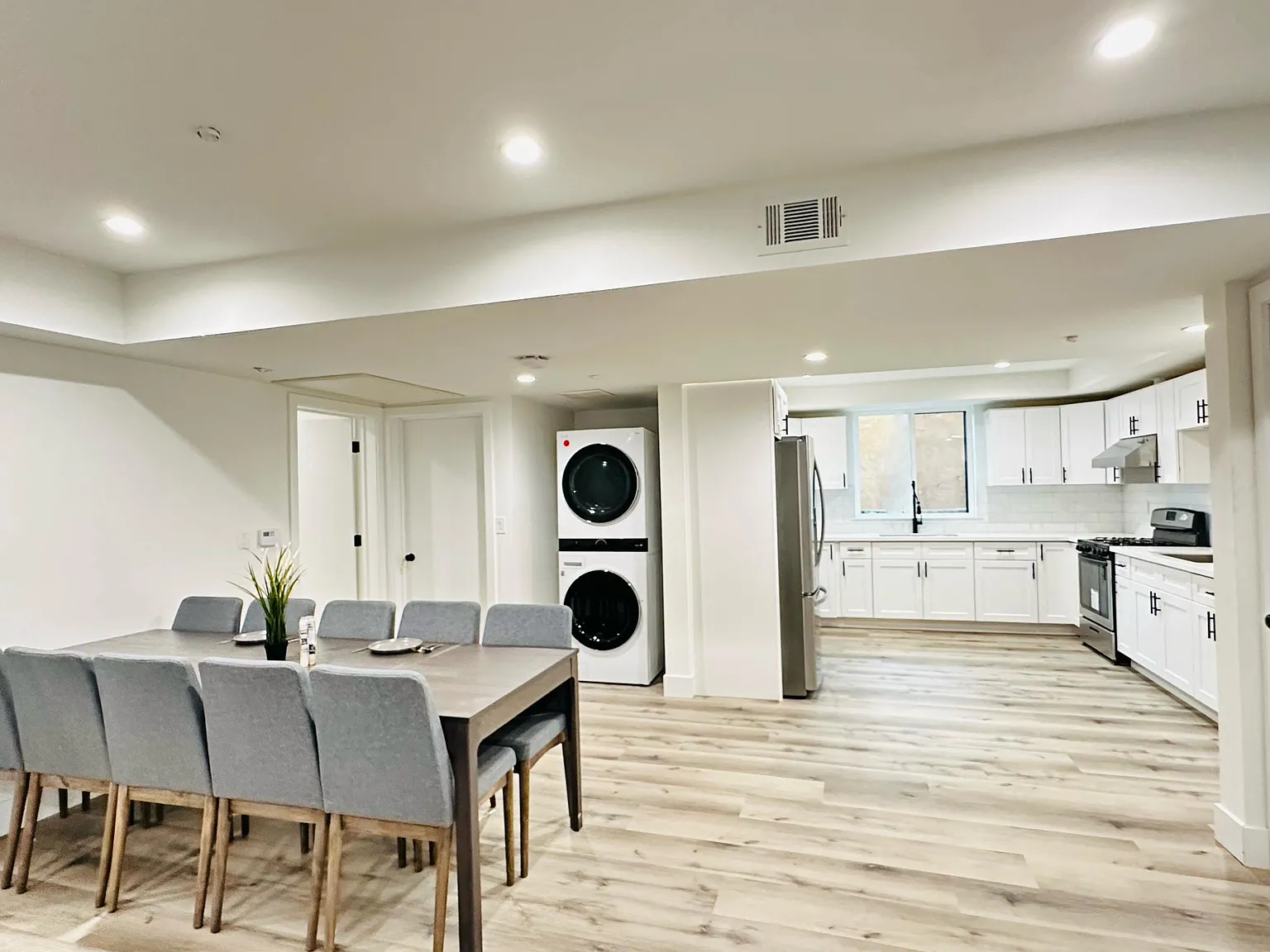 11 bed, 3499 sqft, $1,049 — Photo 4