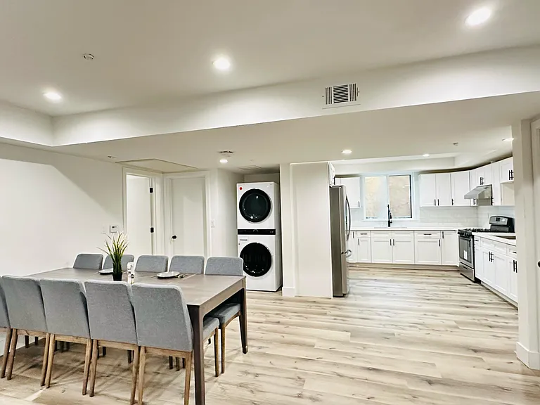 1532 W 37th St #6 — Photo 4