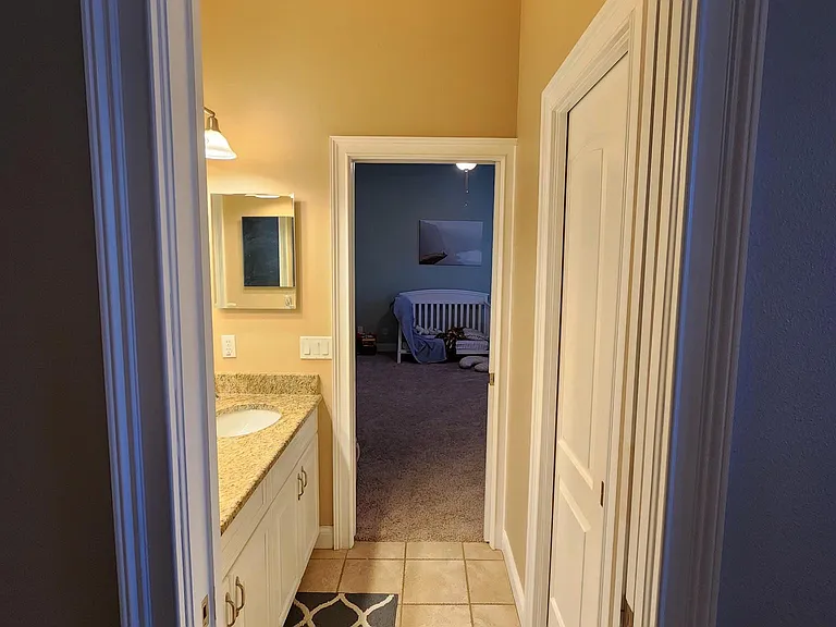 Jack & Jill full bath connecting BR1 & BR2