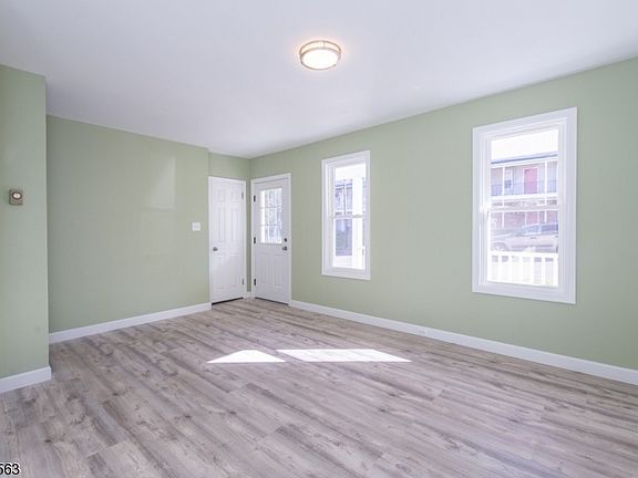 5th image of 8 Sussex St #1