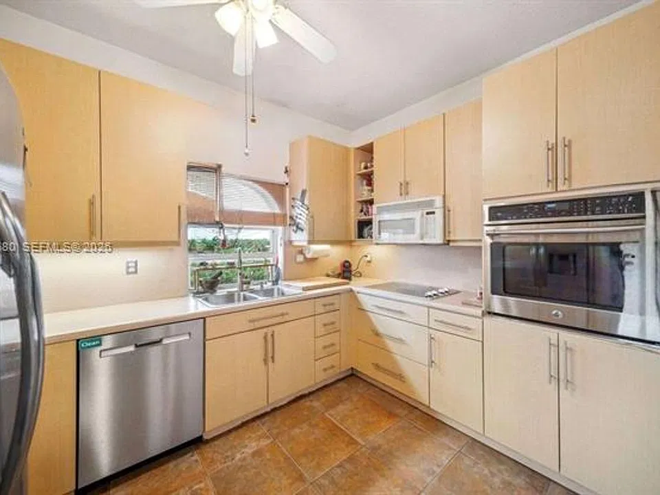 9008 Collins Avenue Cu #402