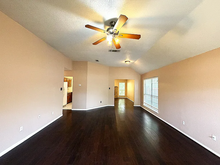 405 Gina Dr — Photo 4