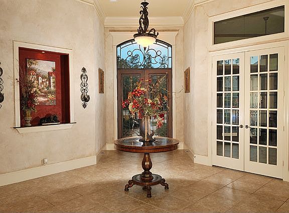 5th image of 18 E Majestic Woods Pl