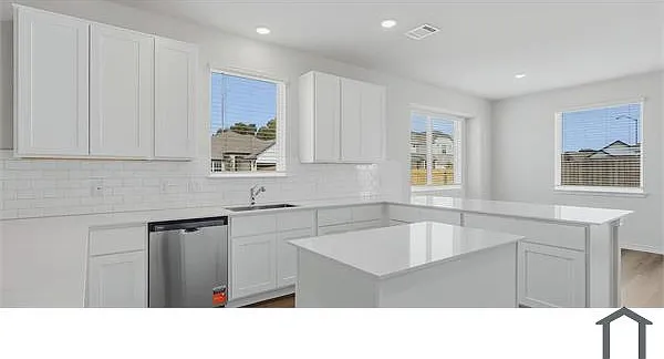 6 bed, 2822 sqft, $4,400 — Photo 2