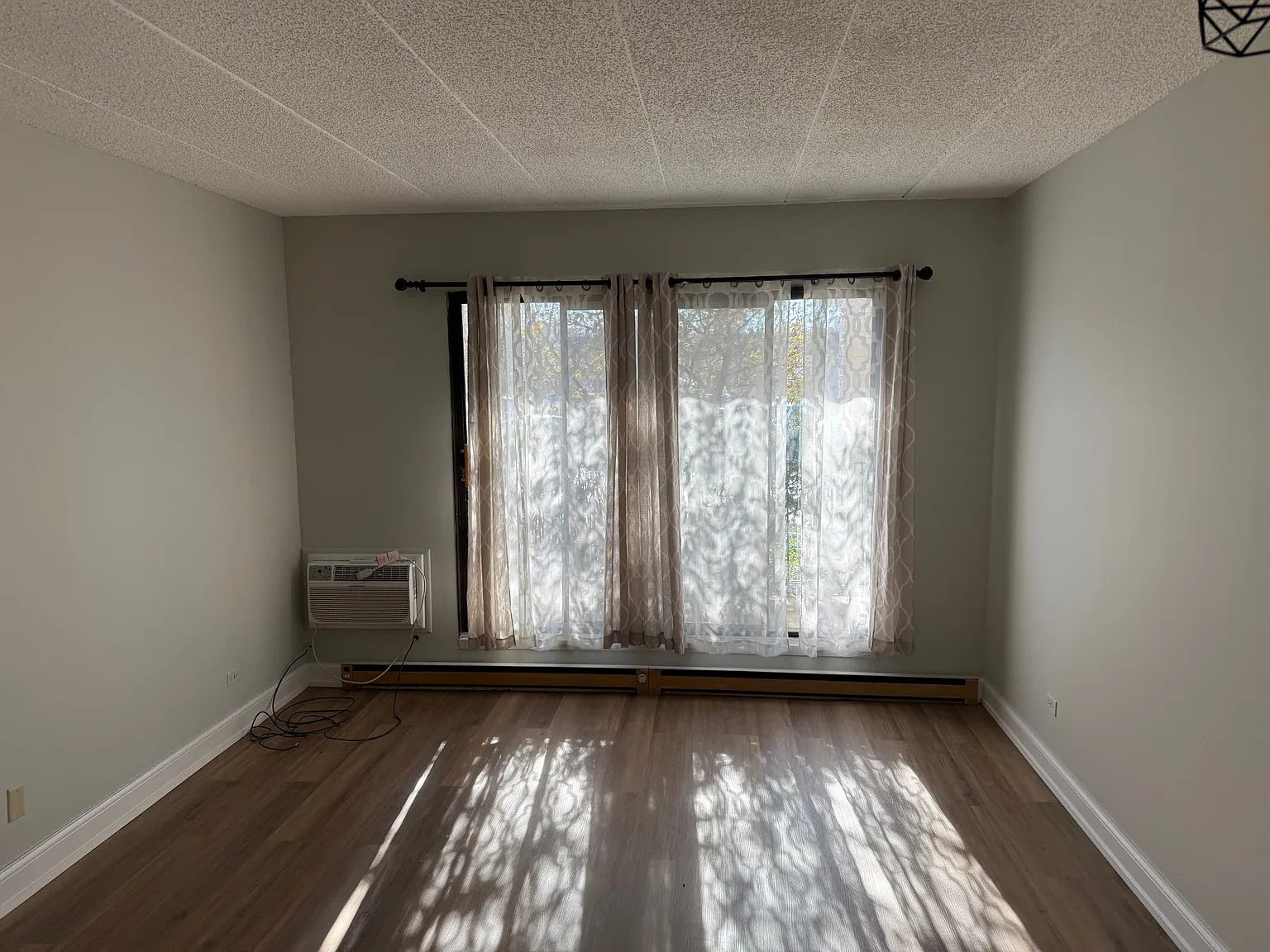 1 bed, 900 sqft, $1,600 — Photo 4