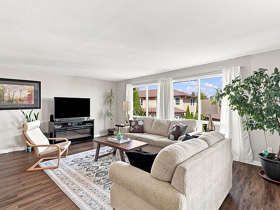 5th image of 2020 Van Horne Dr #12
