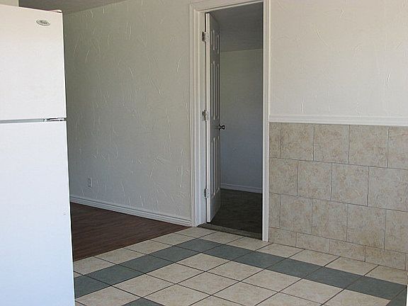 4th image of 1040 Cathryn Ave