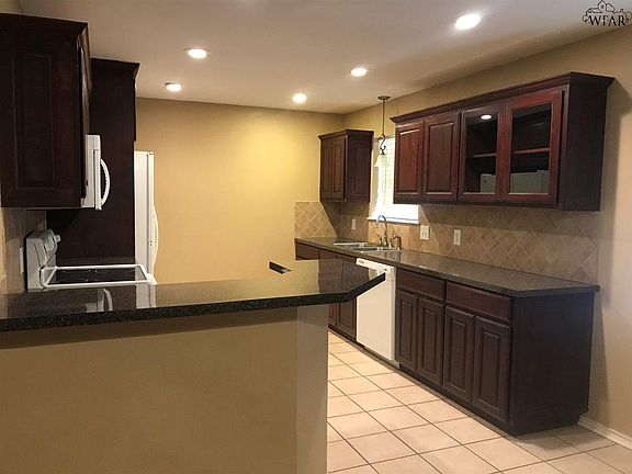 4th image of 705 Park Plaza Dr